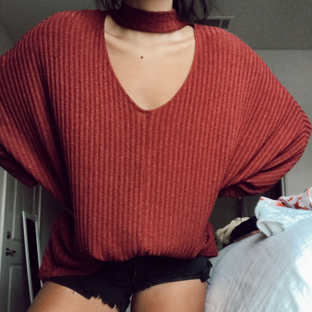 MAROON URBAN OUTFITTERS SWEATER WITH CHOKER